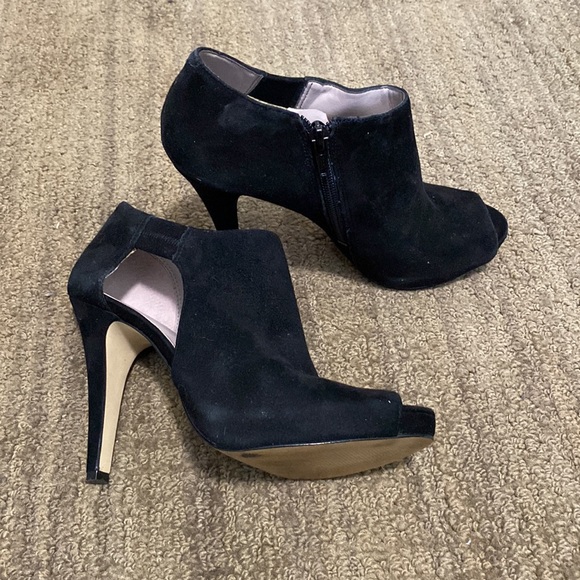 9 West black suede peep toe 4” heels. Sz 5.5 - Picture 2 of 6